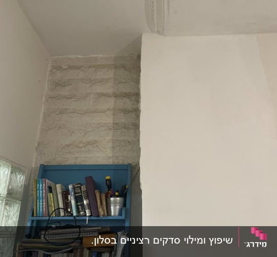 חיפוי קיר בבריקים דקורטיביים בחלל פנים הבית